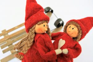 Zabawki dla dziewczynek. Lalki szmaciane dla dzieci – kołyska drewniana dla lalek.