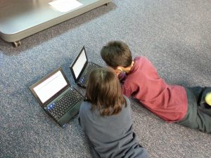 Fajne gry internetowe dla każdego? Jak dobrać właściwą grę dla dziecka? Rozwijające gry dla chłopców i dziewczynek